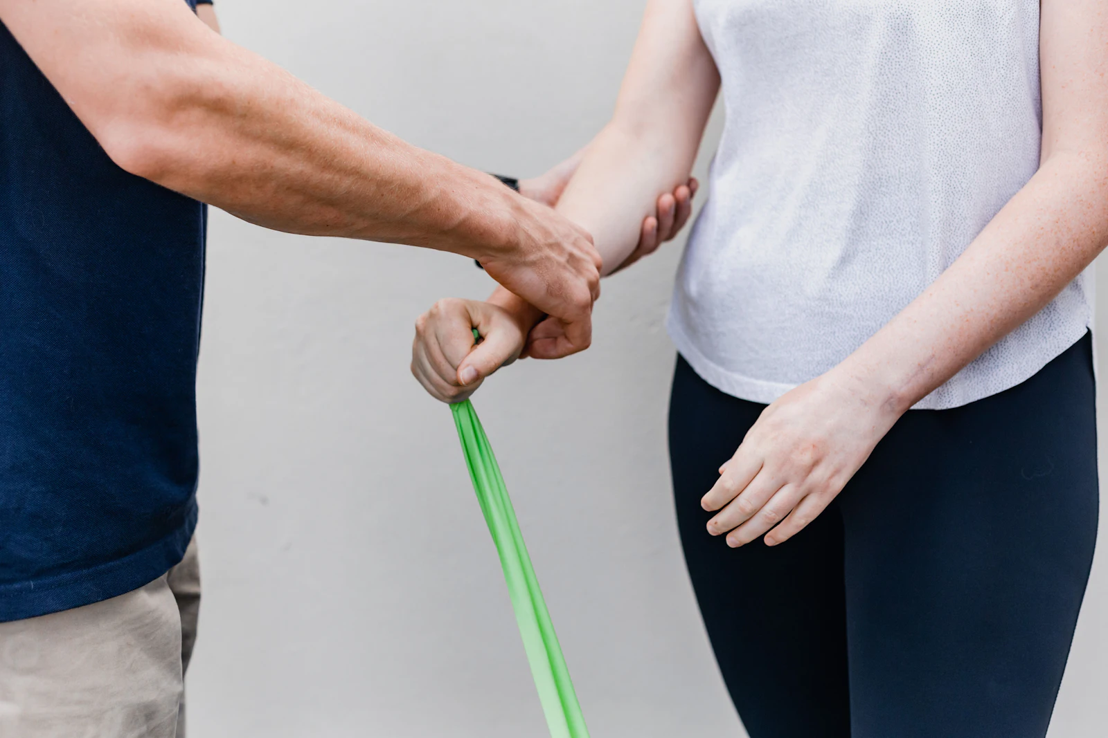 Oefening met een elastische weerstandsband, gezien van dichtbij